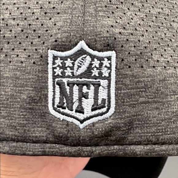 Las Vegas Raiders New Era Men’s Black 39Thirty Fitted Hat - Picture 3 of 4